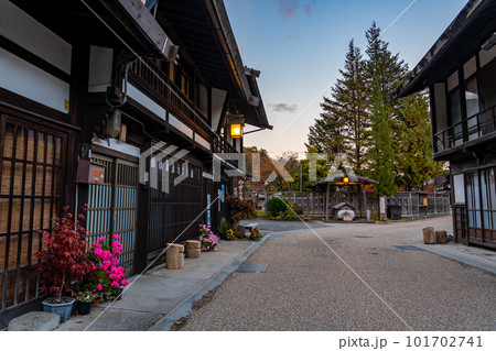 長野県塩尻市 秋の紅葉が美しい夕方の奈良井宿のまちなみの中の鍵の手 長野県塩尻市 秋の紅葉が美しい夕方の奈良井宿のまちなみの中の鍵の手 101702741