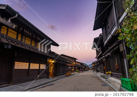 長野県塩尻市 秋の夕暮れの奈良井宿のまちなみ 長野県塩尻市 秋の夕暮れの奈良井宿のまちなみ 101702798