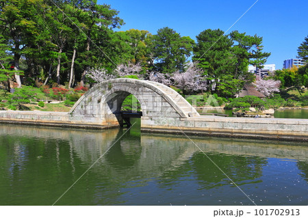 【広島県】桜が満開の縮景園（跨虹橋） 101702913