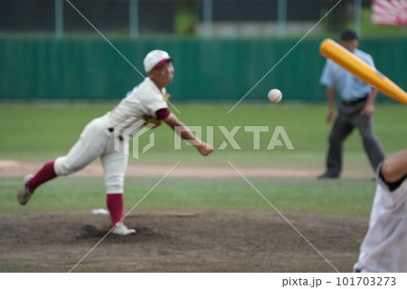 野球の試合中のピッチャーが投げた白球とその投球に対するバッターの後ろ姿 野球の試合中のピッチャーが投げた白球とその投球に対するバッターの後ろ姿 101703273