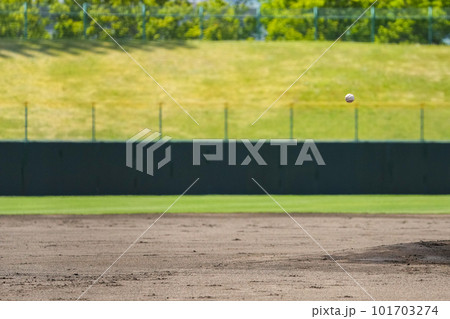 野球の試合中のピッチャーの投げたボール 野球の試合中のピッチャーの投げたボール 101703274