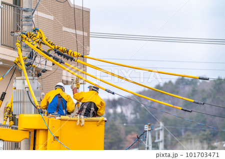 電線防護カバー 電線 電気設備工事 高所作業 工事現場 電線防護カバー 電線 電気設備工事 高所作業 工事現場 101703471