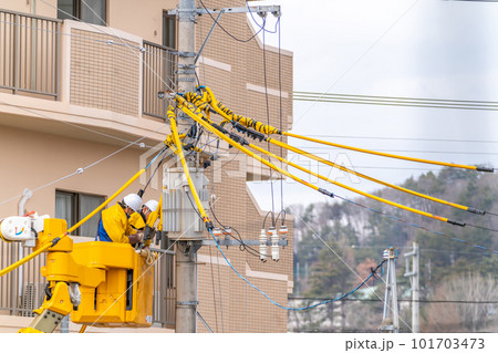 電線防護カバー　電線　電気設備工事　高所作業　工事現場 101703473