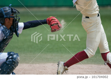 野球の試合中にピッチャーが投げてバッターが空振りしキャッチャーのミットにボールがズバッと収まり土煙が 野球の試合中にピッチャーが投げてバッターが空振りしキャッチャーのミットにボールがズバッと収まり土煙が 101704002
