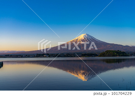 【富士山】河口湖から見る朝焼けの富士山【山梨県】 101704229