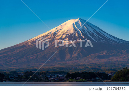 【富士山】河口湖から見る朝焼けの富士山【山梨県】 101704232