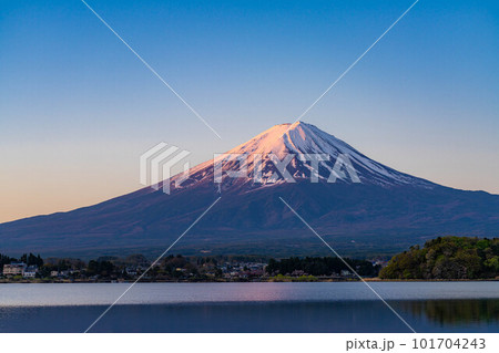 【富士山】河口湖から見る朝焼けの富士山【山梨県】 101704243