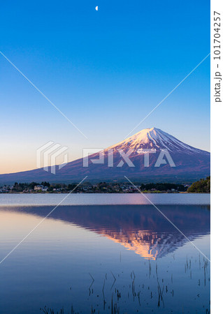 【富士山】河口湖から見る朝焼けの富士山【山梨県】 【富士山】河口湖から見る朝焼けの富士山【山梨県】 101704257