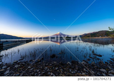 【富士山】河口湖から見る朝焼けの富士山【山梨県】 【富士山】河口湖から見る朝焼けの富士山【山梨県】 101704271