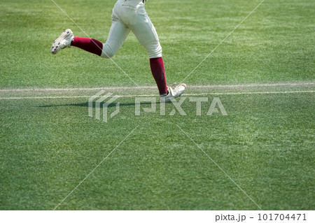 野球の試合中の1塁へ全力疾走する選手 野球の試合中の1塁へ全力疾走する選手 101704471