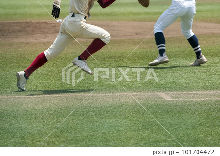 野球の試合中の1塁へ全力疾走する選手 野球の試合中の1塁へ全力疾走する選手 101704472