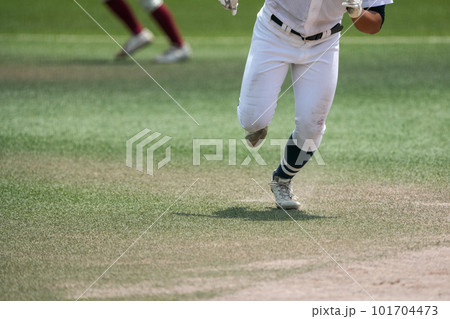 野球の試合中にピッチャーに牽制され1塁へ戻るランナー 101704473