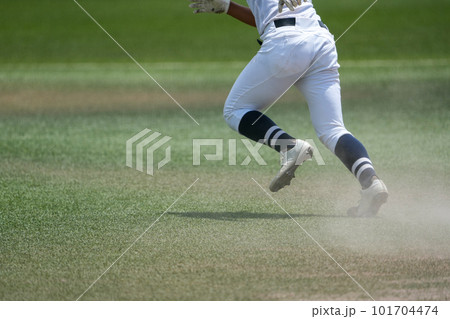 野球の試合中に2塁へダッシュする1塁ランナー 野球の試合中に2塁へダッシュする1塁ランナー 101704474