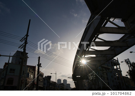 高架道路から見上げる空 101704862