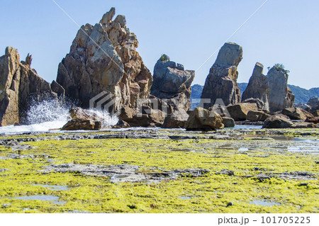 波が叩きつけられる和歌山県串本市橋杭岩 波が叩きつけられる和歌山県串本市橋杭岩 101705225