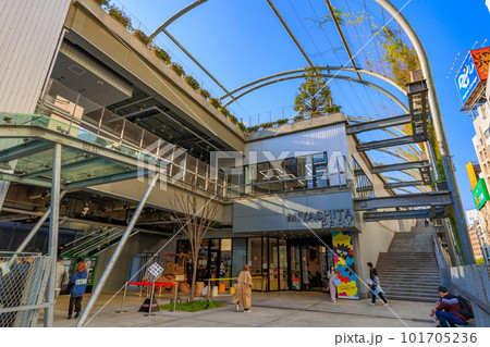 東京 渋谷の都市風景 若者で賑わうミヤシタパーク 東京 渋谷の都市風景 若者で賑わうミヤシタパーク 101705236