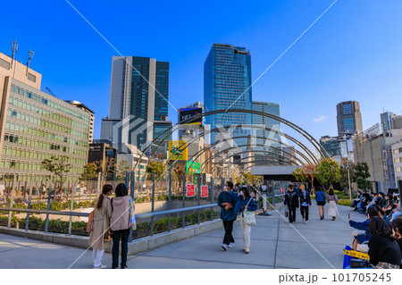 東京 渋谷の都市風景 若者で賑わうミヤシタパーク 東京 渋谷の都市風景 若者で賑わうミヤシタパーク 101705245