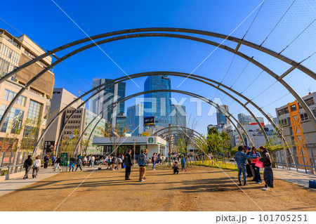 東京 渋谷の都市風景 若者で賑わうミヤシタパーク 東京 渋谷の都市風景 若者で賑わうミヤシタパーク 101705251