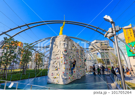 東京 渋谷の都市風景 若者で賑わうミヤシタパーク 東京 渋谷の都市風景 若者で賑わうミヤシタパーク 101705264