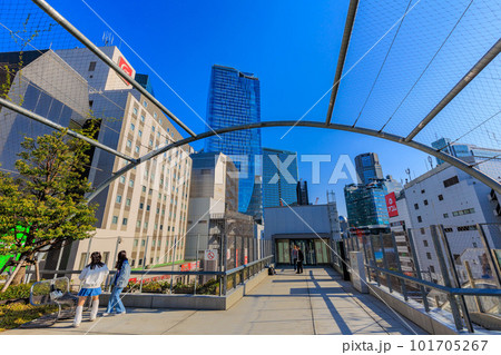 東京 渋谷の都市風景 若者で賑わうミヤシタパーク 東京 渋谷の都市風景 若者で賑わうミヤシタパーク 101705267