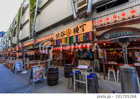 東京 渋谷の都市風景 若者で賑わうミヤシタパーク 東京 渋谷の都市風景 若者で賑わうミヤシタパーク 101705268