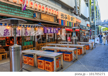 東京 渋谷の都市風景 若者で賑わうミヤシタパーク 東京 渋谷の都市風景 若者で賑わうミヤシタパーク 101705271