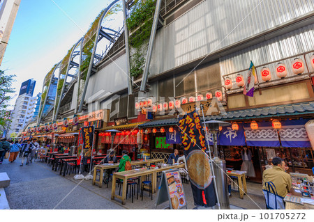 東京 渋谷の都市風景 若者で賑わうミヤシタパーク 東京 渋谷の都市風景 若者で賑わうミヤシタパーク 101705272