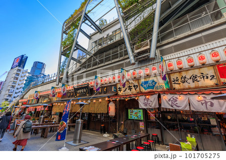 東京 渋谷の都市風景 若者で賑わうミヤシタパーク 東京 渋谷の都市風景 若者で賑わうミヤシタパーク 101705275