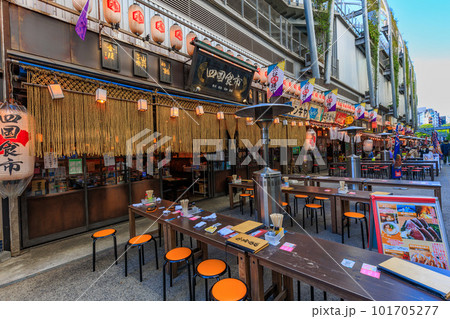 東京　渋谷の都市風景　若者で賑わうミヤシタパーク 101705277