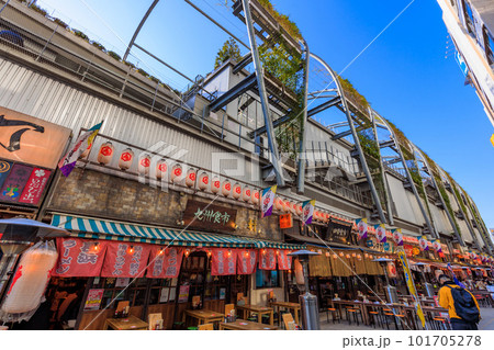 東京 渋谷の都市風景 若者で賑わうミヤシタパーク 東京 渋谷の都市風景 若者で賑わうミヤシタパーク 101705278