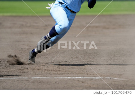 野球の試合中に次の塁を狙うランナー 野球の試合中に次の塁を狙うランナー 101705470