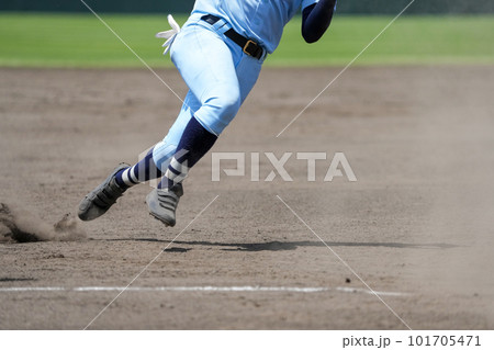 野球の試合中に次の塁を狙うランナー 101705471