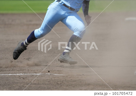 野球の試合中に次の塁を狙うランナー 野球の試合中に次の塁を狙うランナー 101705472