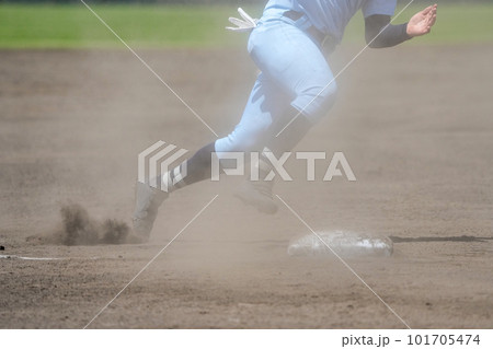野球の試合中に次の塁を狙うランナー 野球の試合中に次の塁を狙うランナー 101705474