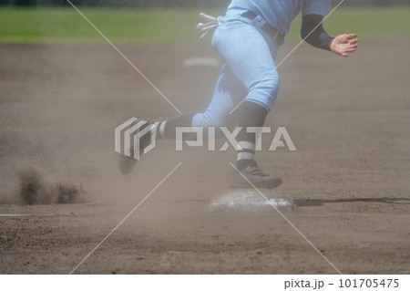 野球の試合中に次の塁を狙うランナー 101705475