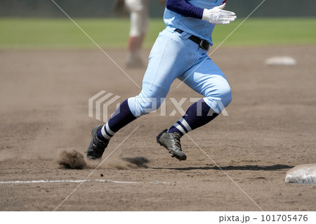 野球の試合中に次の塁を狙うランナー 101705476