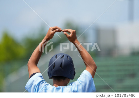 野球の試合中に良いプレーを見せたバッターやランナーにOKサインを出すランナーコーチ 野球の試合中に良いプレーを見せたバッターやランナーにOKサインを出すランナーコーチ 101705480