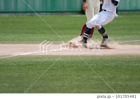 野球の試合中に3塁まで走って次の塁をうかがうランナー 101705481
