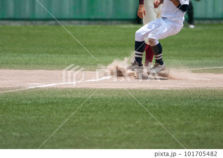 野球の試合中に3塁まで走って次の塁をうかがうランナー 101705482