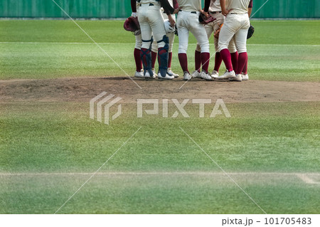 野球の試合中にピンチをむかえマウンドに集まり話し合う内野手たち 101705483