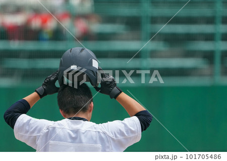 野球の試合中に代わりに送られた選手がヘルメットを被り直す後ろ姿 101705486