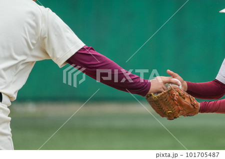 野球の試合中にピッチャー交代のためボールを選手に渡す 野球の試合中にピッチャー交代のためボールを選手に渡す 101705487