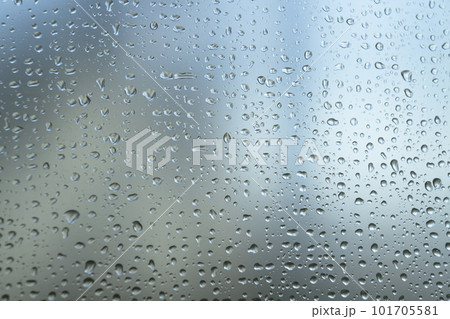 窓についた水滴 101705581