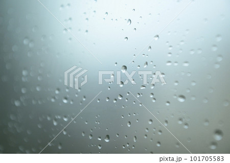 窓についた水滴 窓についた水滴 101705583