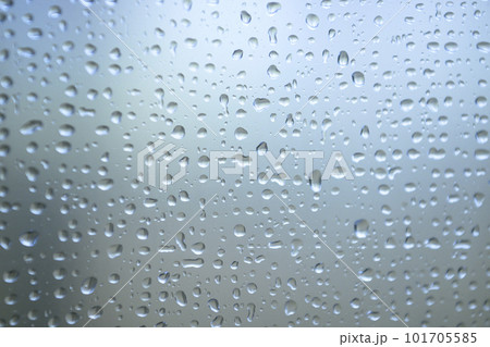 窓についた水滴 101705585