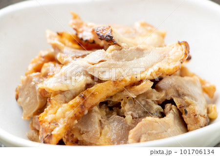 ひねぽん(炙りひね鶏のポン酢和え)。 ひねぽん(炙りひね鶏のポン酢和え)。 101706134