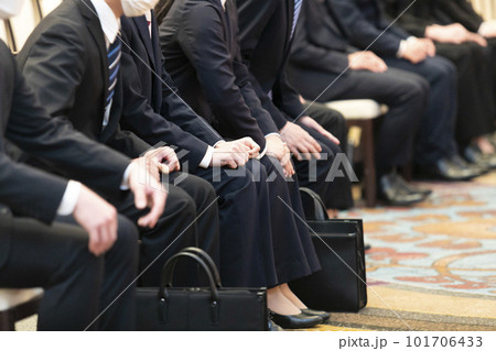 入社式にのぞむ新入社員 入社式にのぞむ新入社員 101706433