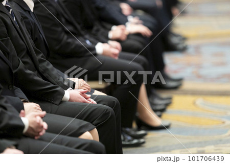 入社式にのぞむ新入社員 101706439