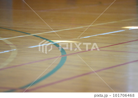 コート設営されたバスケットボールの試合前のフロア 101706468