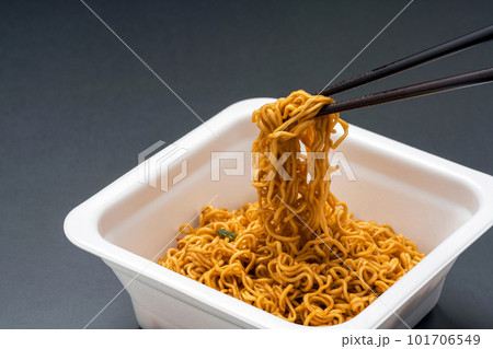 カップ焼きそば。麺を箸で持ち上げる 101706549